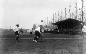 Modena-Jucunditas 2-0 (1-0), Modena, Campo dell’ex Velodromo – Piazza d’Armi, 11 aprile 1915. Respinta della difesa carpigiana. 