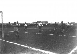 Modena-Jucunditas 2-0 (1-0), Modena, Campo dell’ex Velodromo – Piazza d’Armi, 11 aprile 1915. Canarini in attacco. 