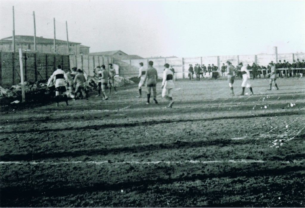 Modena (mista)-Jucunditas Carpi 5-1 (0-1), Modena, Campo dell’ex Velodromo – Piazza d’Armi, 20 febbraio 1914. Un'azione sotto la porta carpigiana. Sullo sfondo riconoscibile la Cittadella. 