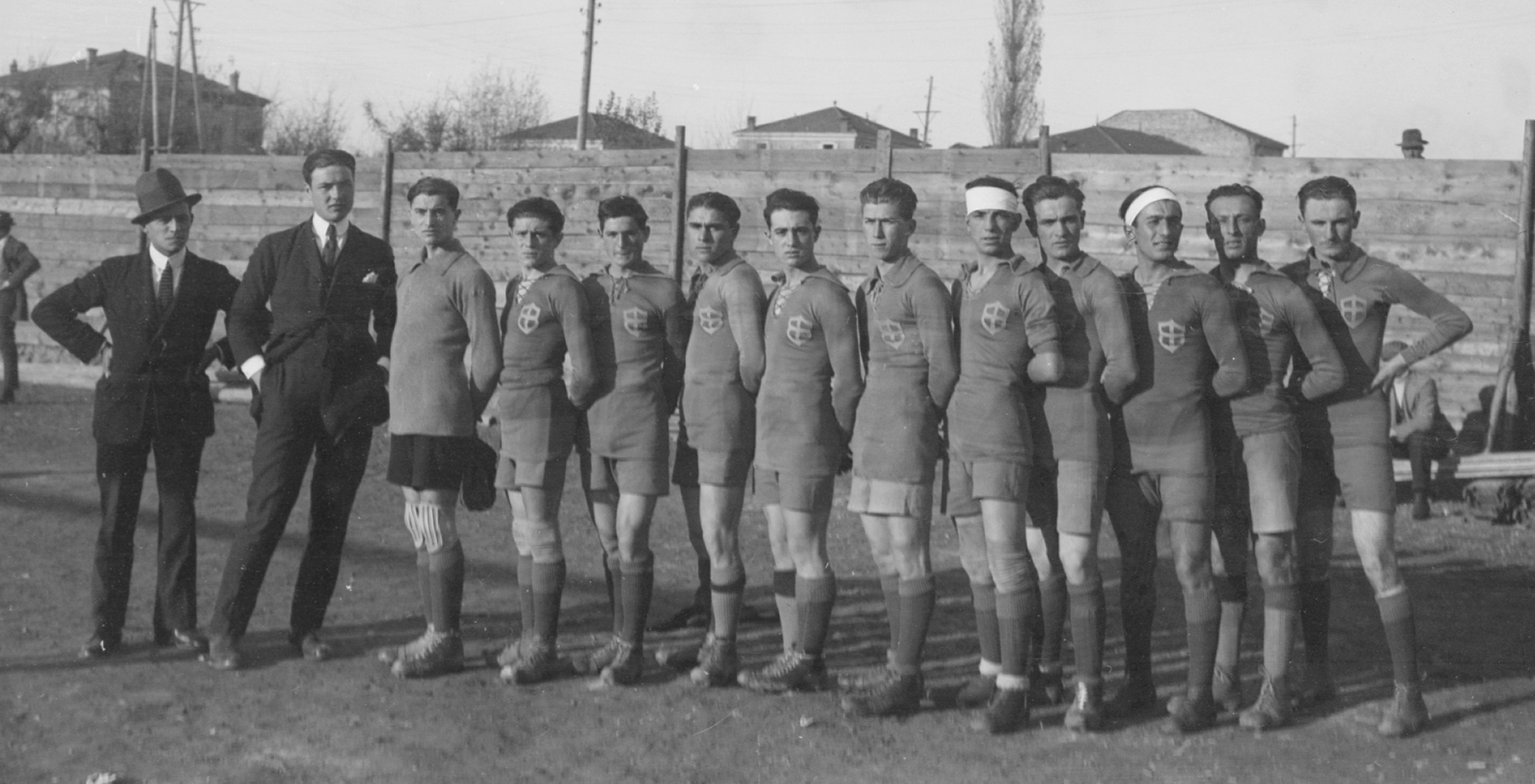 23.11.1919 Carpi-Modena 0-3. Il Modena che espugnò il campo del Carpi a San Nicolò. Da sin.: Tirabassi (mass.), Verganti (dir.), Borgetti, Marsciani, Pedrazzi, Vacondio, Degoli, Chiecchi, Bigi, Benassati, Barbieri, Forlivesi, Boni.