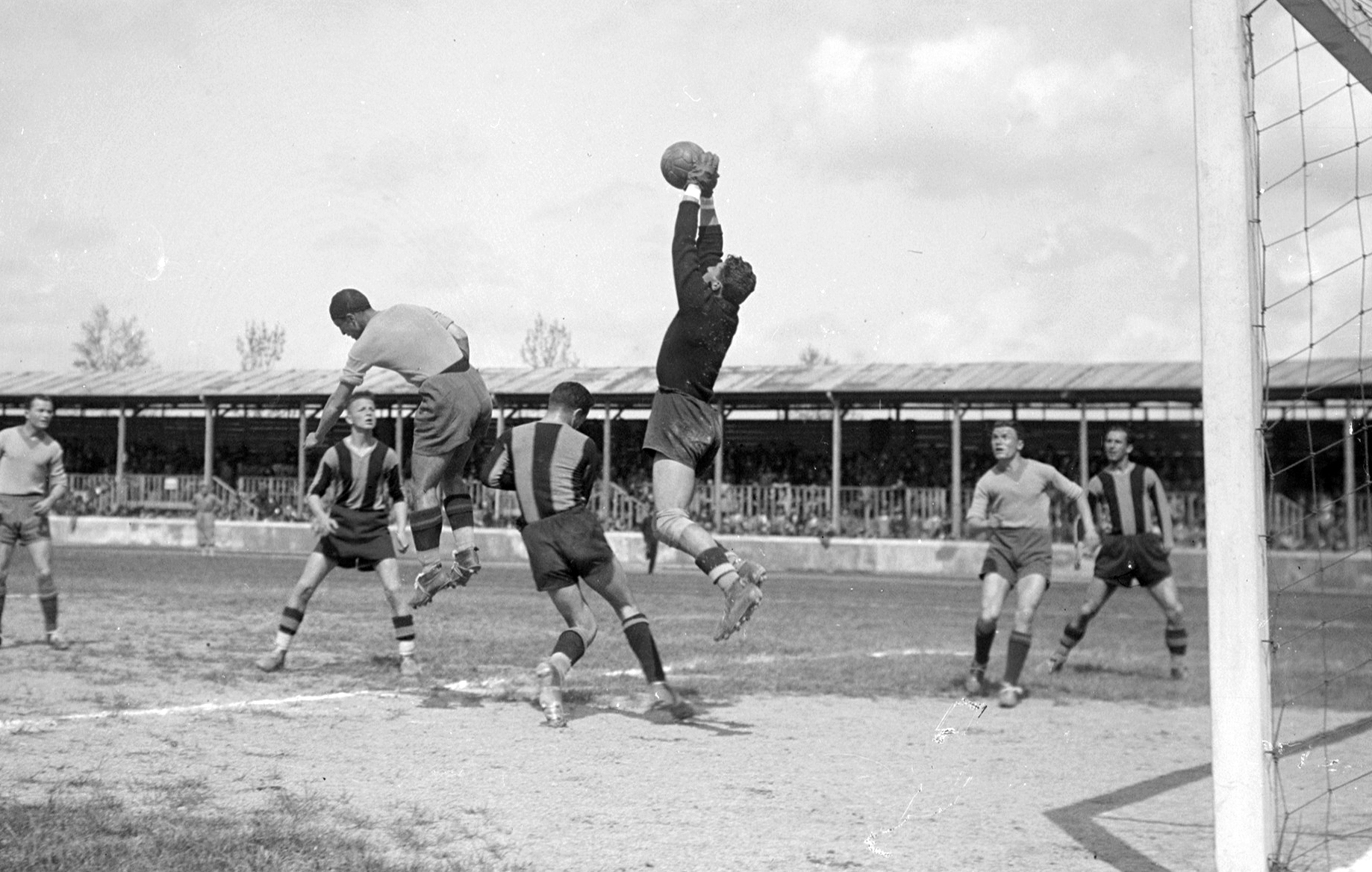 11) 18.4.1937. Modena-Pisa 1-2. Sentimenti III cerca invano di contrastare Ballante. A sinistra riconoscibile Astro Galli, a destra Enzo Bellini.