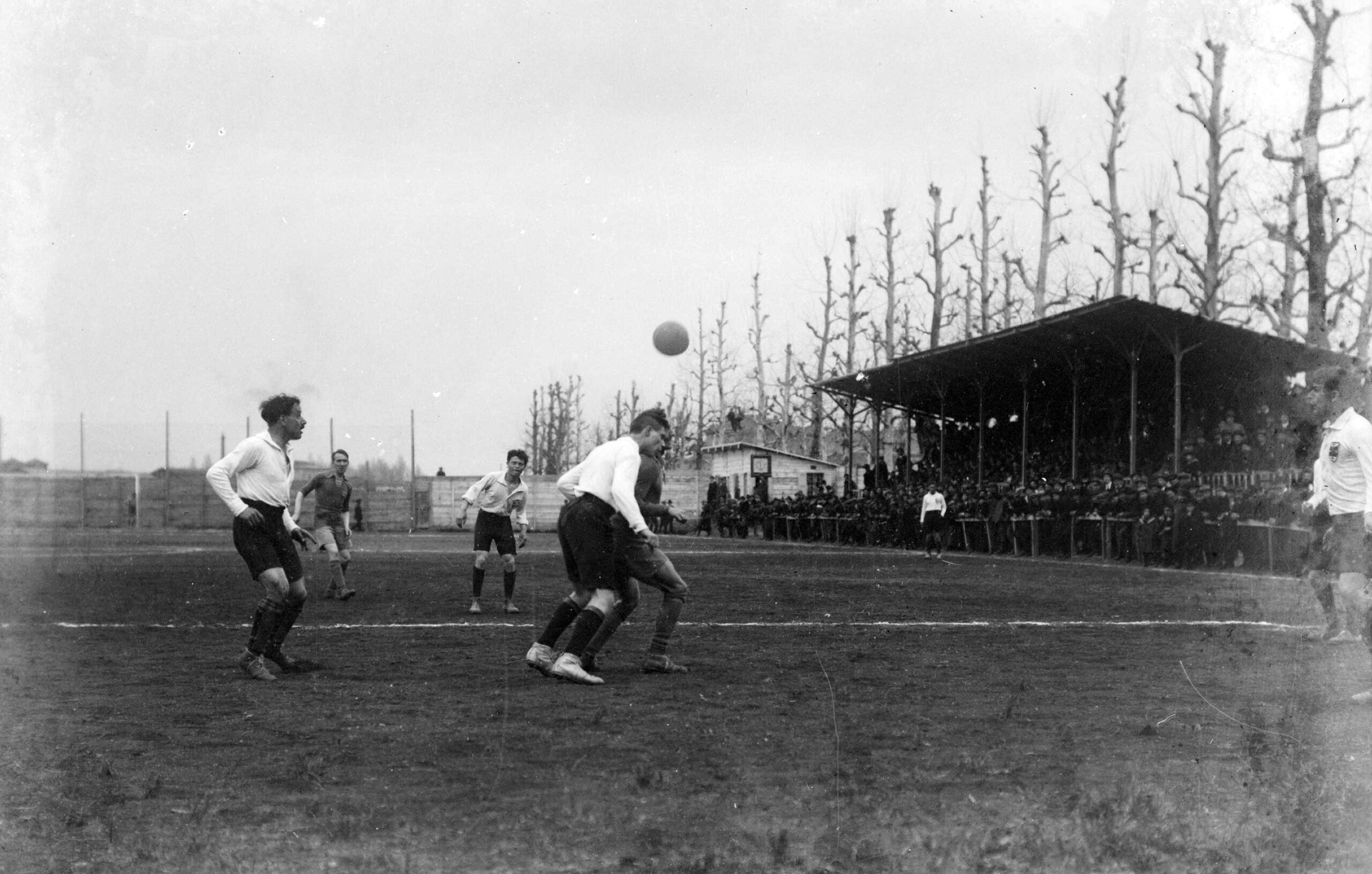 Modena-Jucunditas 2-0 (1-0), Modena, Campo dell’ex Velodromo – Piazza d’Armi, 11 aprile 1915. Respinta della difesa carpigiana.