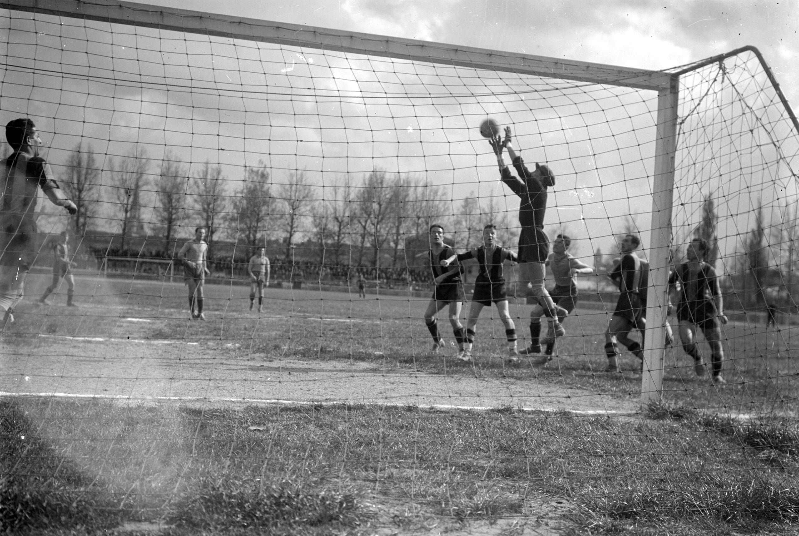Modena-Pisa 1-2 (0-0), Modena, Stadio Comunale, 18 aprile 1937. Uscita di Ballante.