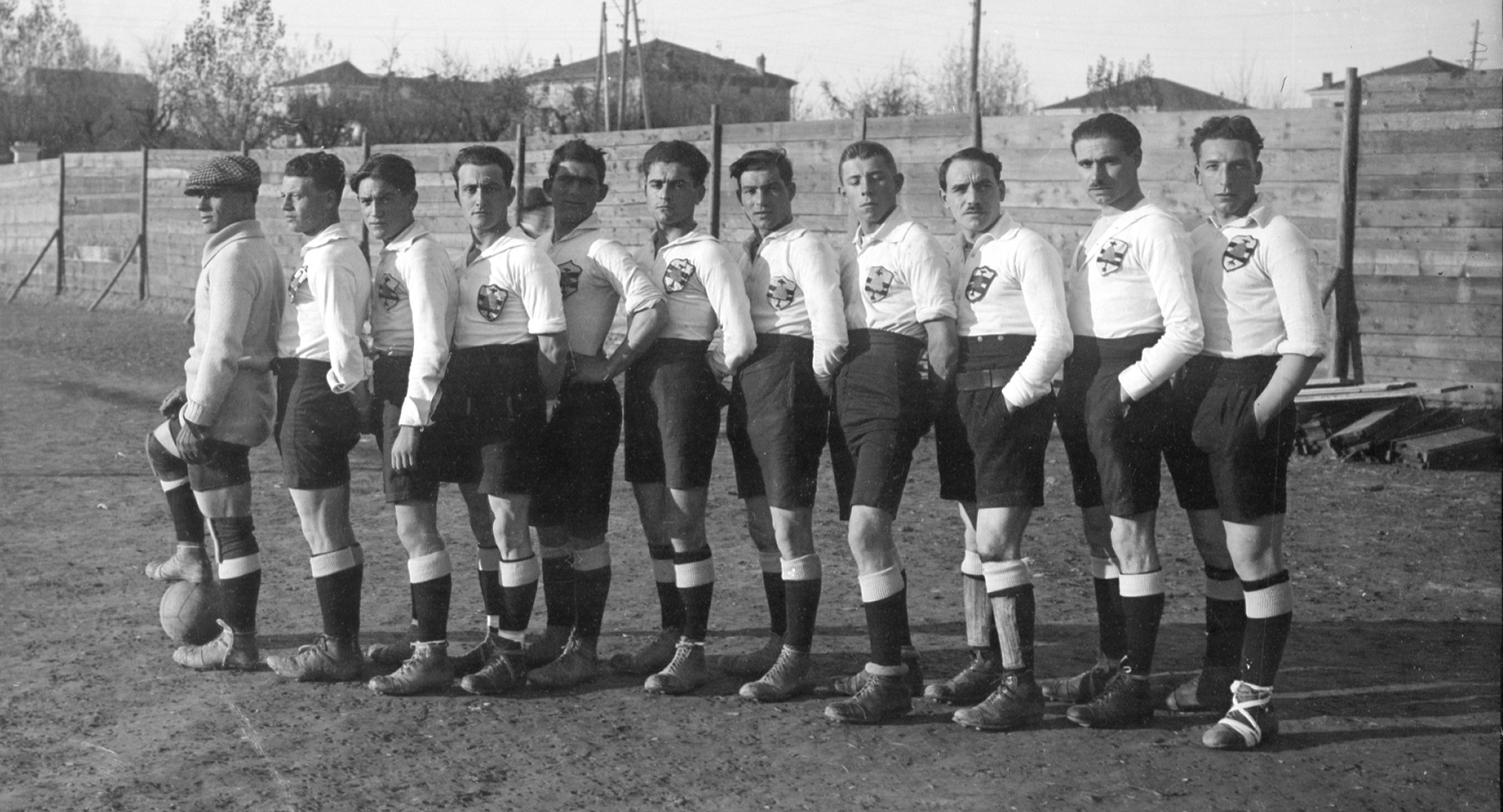 Carpi-Modena 0-3 (0-1), Carpi, Campo di San Nicolò, 23 novembre 1919..Formazione del Carpi. Da sin.: Setti, Maselli, Moretti, Fanconi, Giovanardi, Morselli,Balasso, Benassi, Scacchetti Armando, Scacchetti Alfredo, Tirelli.