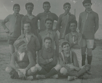 Gli allievi del Modena nel 1913-14. Da sinistra, in piedi: Ferrari, Forghieri, Manni, Baracchi, Paltrinieri; in ginocchio: Manni G. Molinari, De Andrea; seduti: Piccinelli, Faglioni, Vandelli.