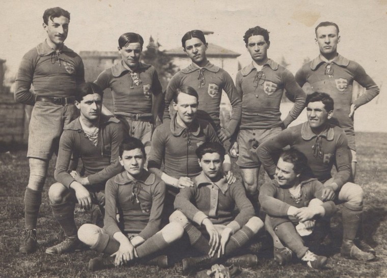 La formazione canarina rinnovata sotto la guida di Fresia che si impose nettamente allo Sterlino nel marzo 1915. Da sin. in piedi: Mariani, Minchio, Perin, Fresia, Forlivesi; fila centrale: Bonotto, Roberts, Zanasi; in basso: Vandelli, Borgetti, Secchi. (Archivio Simonini)