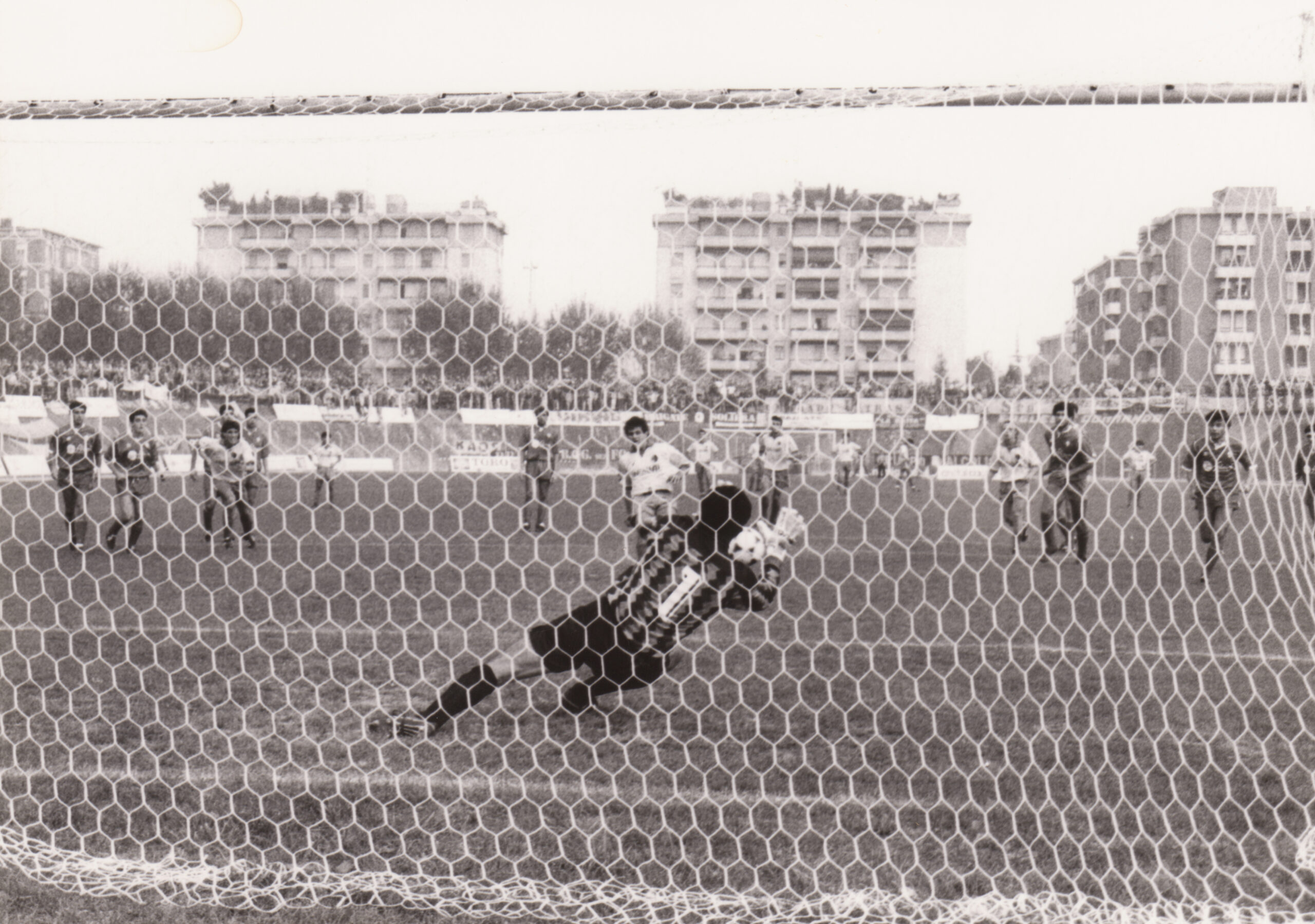 Carpi-Modena 1-1 (0-0), Carpi, Stadio Sandro Cabassi, 15 ottobre 1989.  Gasparini fallisce il rigore della possibile vittoria gialloblu. 
