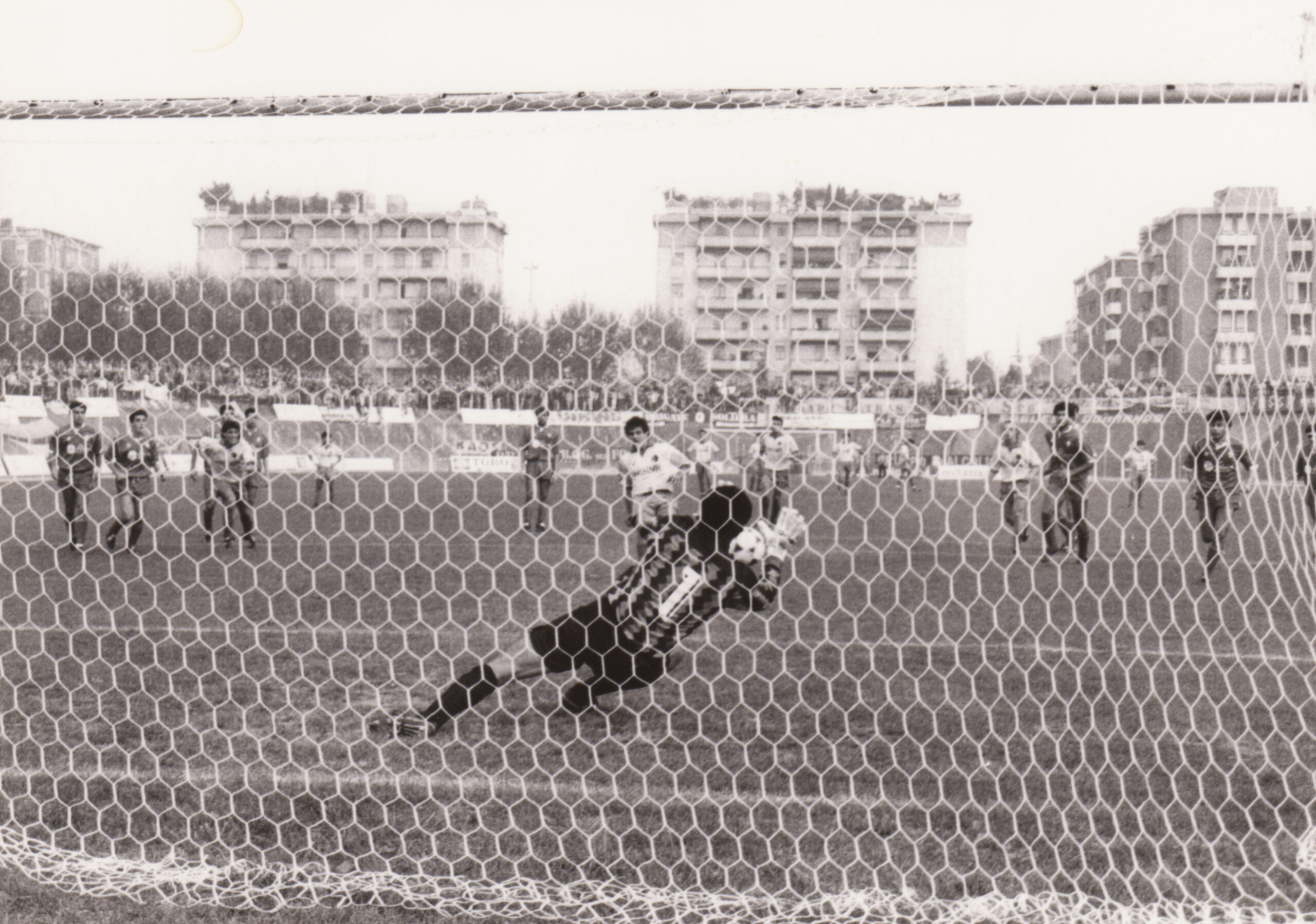 Carpi-Modena 1-1 (0-0), Carpi, Stadio Sandro Cabassi, 15 ottobre 1989. Gasparini fallisce il rigore della possibile vittoria gialloblu.