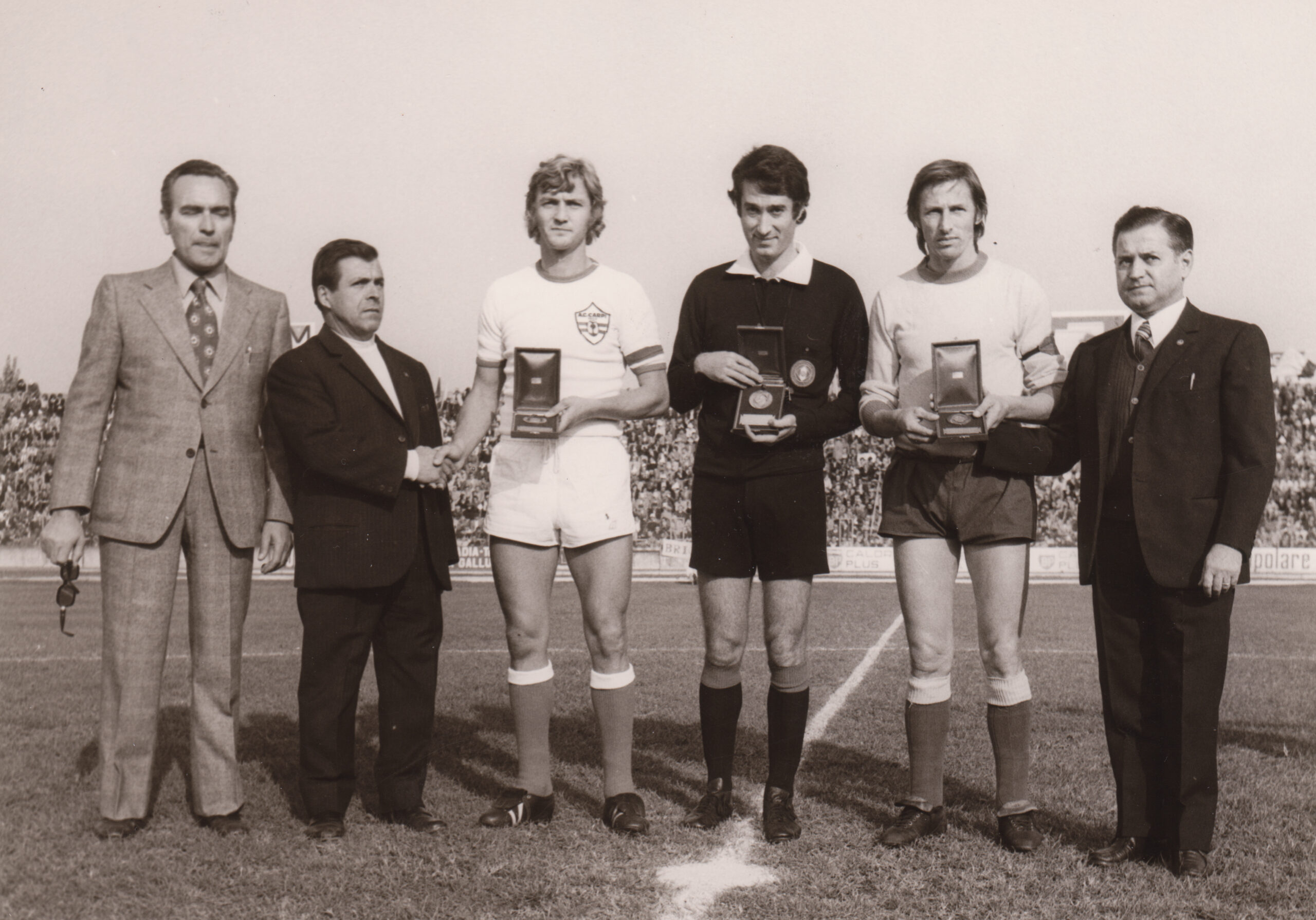 Modena-Carpi 1-0 (1-0), Modena, Stadio Alberto Braglia, 13 ottobre 1974. Premio all'arbitro e ai due capitani,bacher e zanon