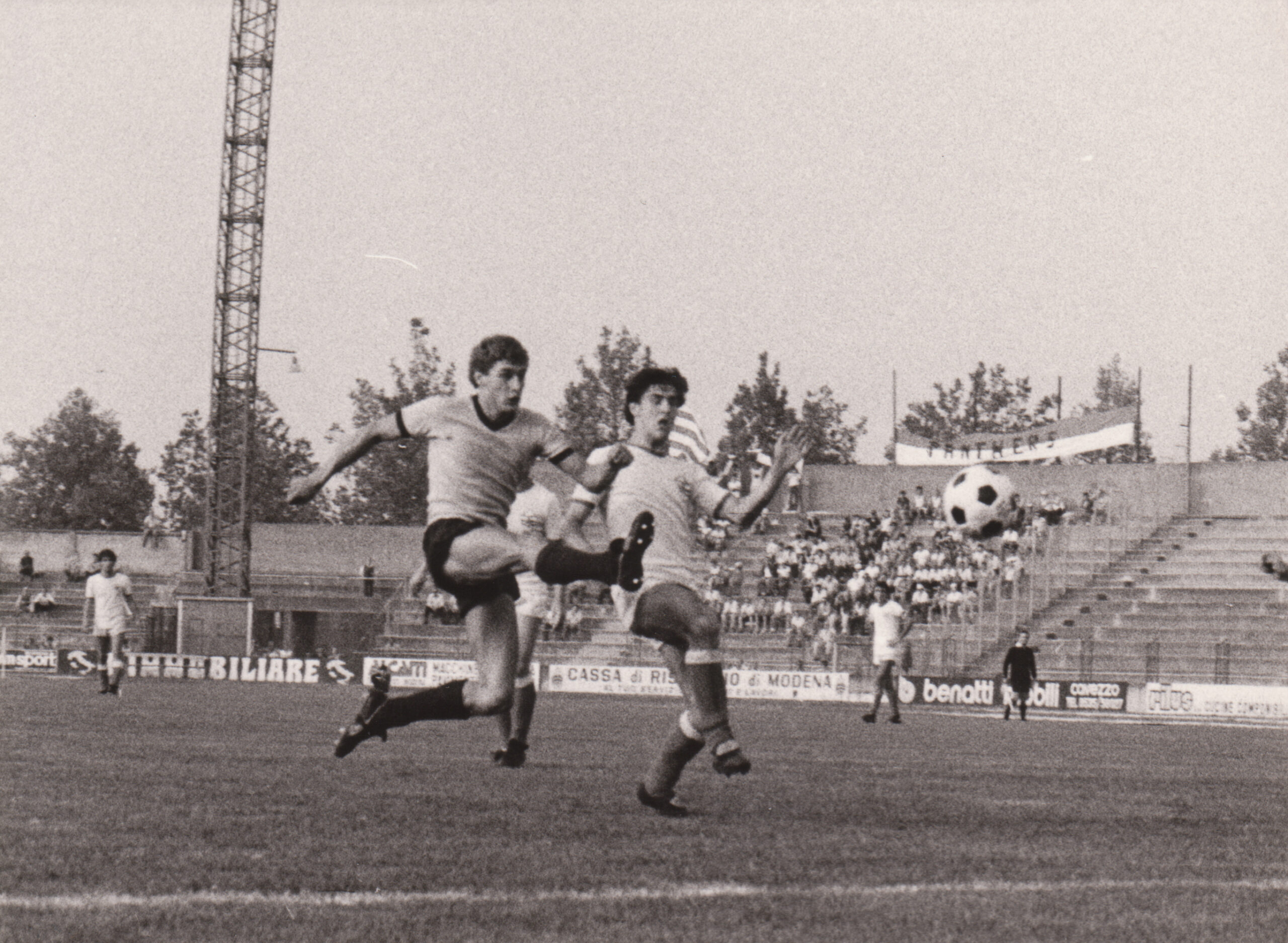 Modena-Carpi 0-1 (0-0), Modena, Stadio Alberto Braglia, 24 settembre 1978. Sberveglieri al tiro. Sullo sfondo visibilelo striscione dei Panthers carpigiani. 