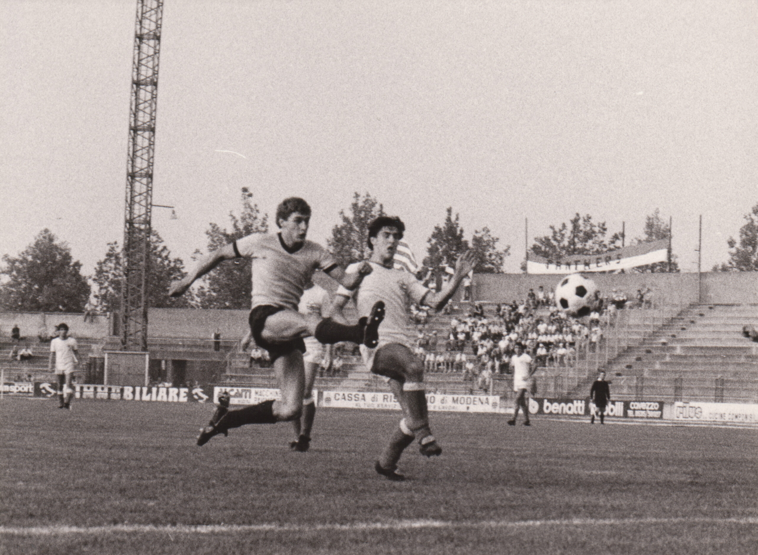 Modena-Carpi 0-1 (0-0), Modena, Stadio Alberto Braglia, 24 settembre 1978. Sberveglieri al tiro. Sullo sfondo visibilelo striscione dei Panthers carpigiani.