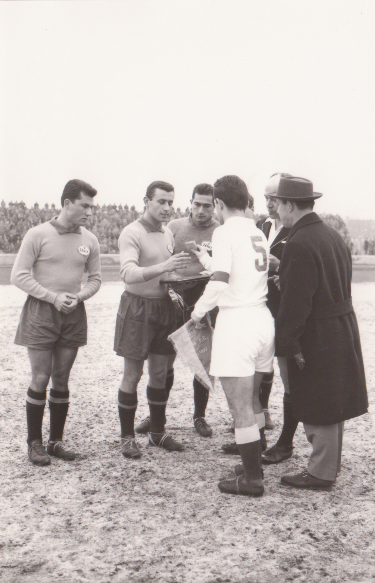 26.12.1957. Zenit Modena-Vojvodina 2-2. Vujadin Boskov allo scambio prima della partita con il capitano gialloblu Oriello Lugli. 