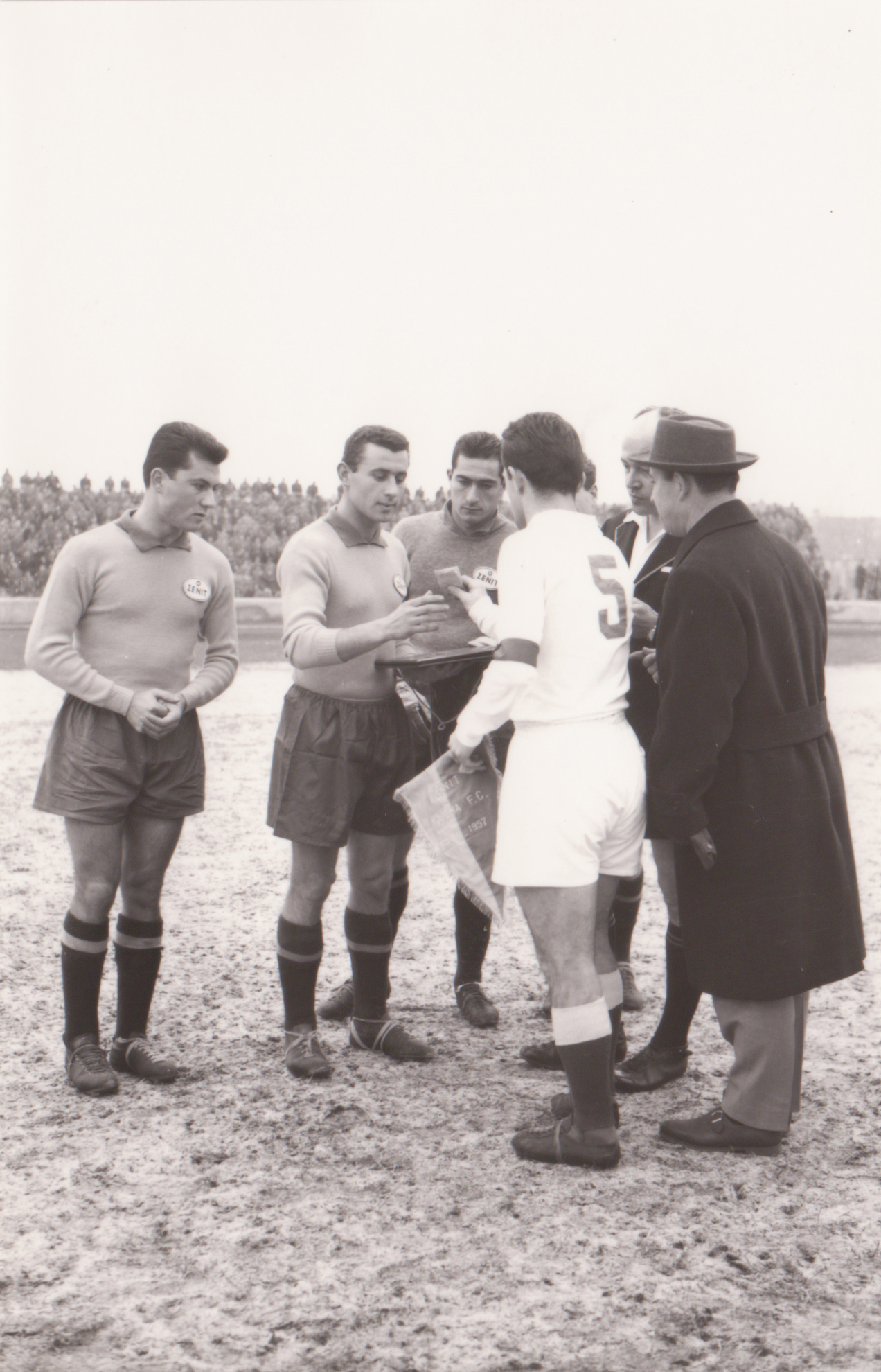 26.12.1957. Zenit Modena-Vojvodina 2-2. Vujadin Boskov allo scambio prima della partita con il capitano gialloblu Oriello Lugli.