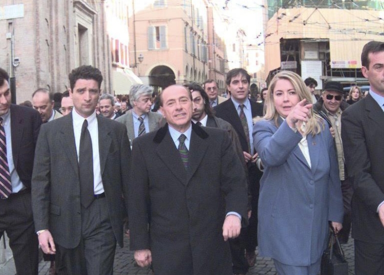 Nella fotografia di Alessandro Fiocchi, un'immagine di Silvio Berlusconi in centro a Modena nel marzo del 1999