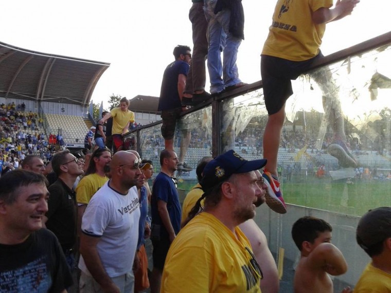 Emozione e gioia dei tifosi canarini al fischio finale (Foto Bertoncelli)