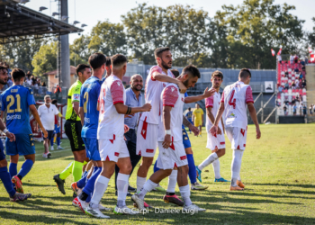 L'allenatore del Prato Brando inveisce a fine gara contro Saporetti del Carpi (ph Daniele Lugli)