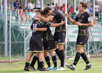 Scarlata viene festeggiato dopo il 2-0 (ph. Giorgia Bassoli)