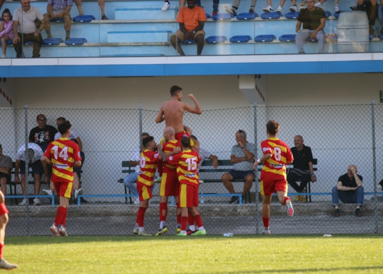 Sentieri festeggiato al 95' per il gol vittoria (ph Baraldini)