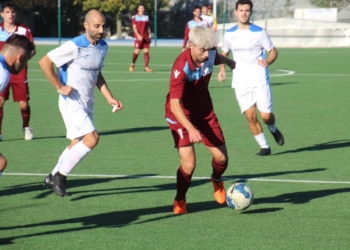Teocoli (UNited) osserva un avversario