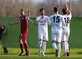 Ridolfi viene festeggiato dopo il 5-0 (ph. Vignoli)