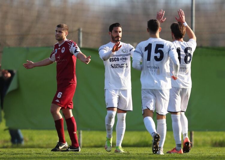 Ridolfi viene festeggiato dopo il 5-0 (ph. Vignoli)