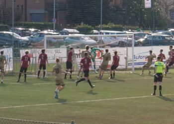 La palla da calcio d'angolo di Scarlata sembra essere dentro la porta