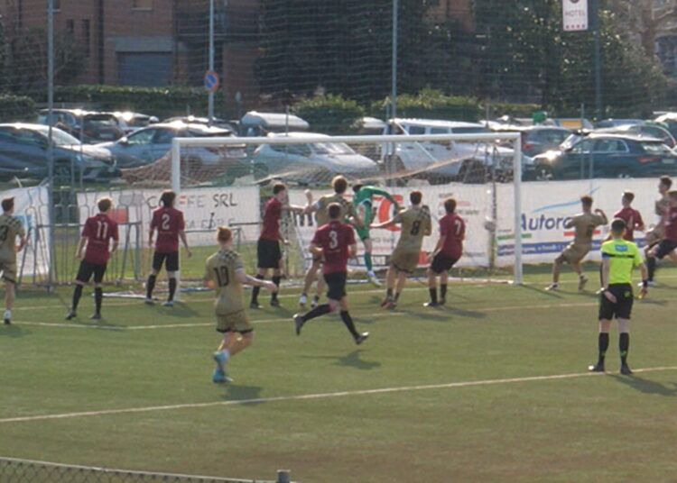 La palla da calcio d'angolo di Scarlata sembra essere dentro la porta