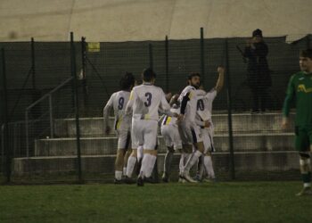 Cavicchioli, autore di una tripletta, viene festeggiato dai compagni