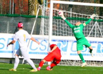 Pavarini ha appena scagliato il tiro col quale ha colpito la traversa, superando Gibertini. E’ il gol che riapre la partita per il Montecchio