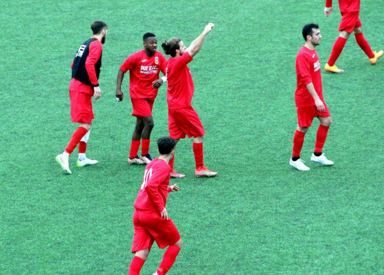 Piermattei viene festeggiato dopo il gol (pf Tosatti)