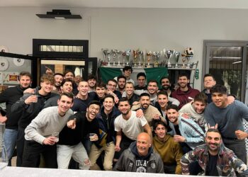 Il Corlo festeggia la promozione dopo aver saputo della sconfitta della Cerredolese