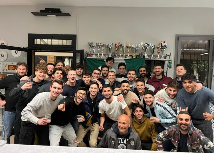 Il Corlo festeggia la promozione dopo aver saputo della sconfitta della Cerredolese