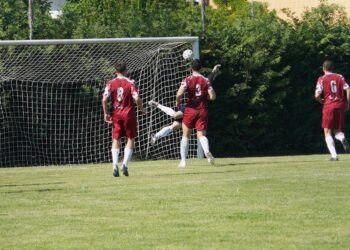 La splendida punizione di Viscomi per l'1-0 della Fidentina (ph Messori)