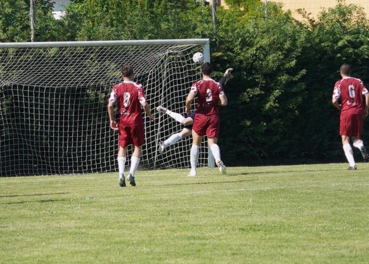 La splendida punizione di Viscomi per l'1-0 della Fidentina (ph Messori)