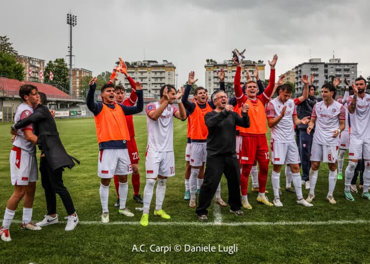 Il patron Lazzaretti festeggia assieme ai giocatori la vittoria sul Forlì