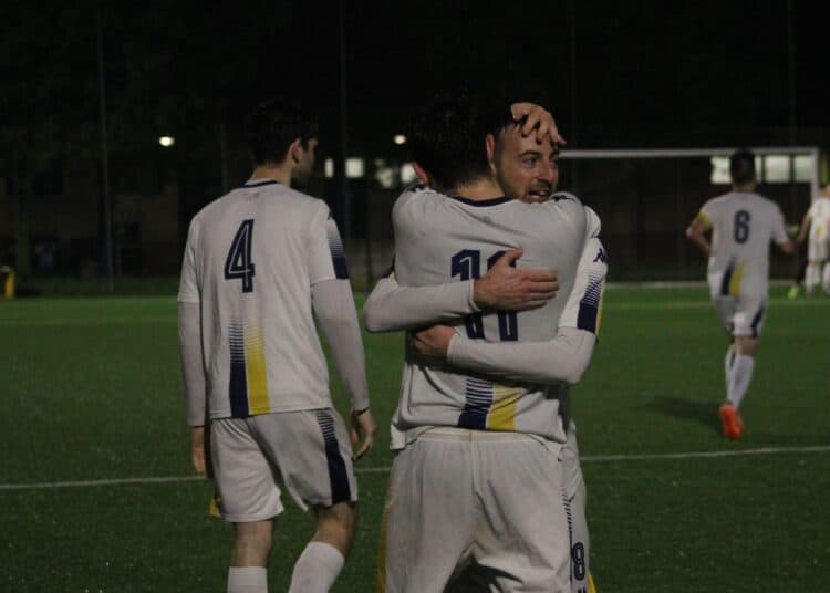 La Mirandolese festeggia dopo 1-0