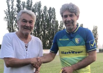 A destra mister Campedelli ai tempi della Cortilese