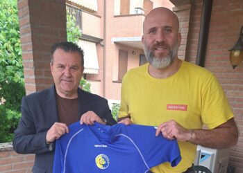 Il nuovo mister Cristian De Luca con il dg Fabio Paroli