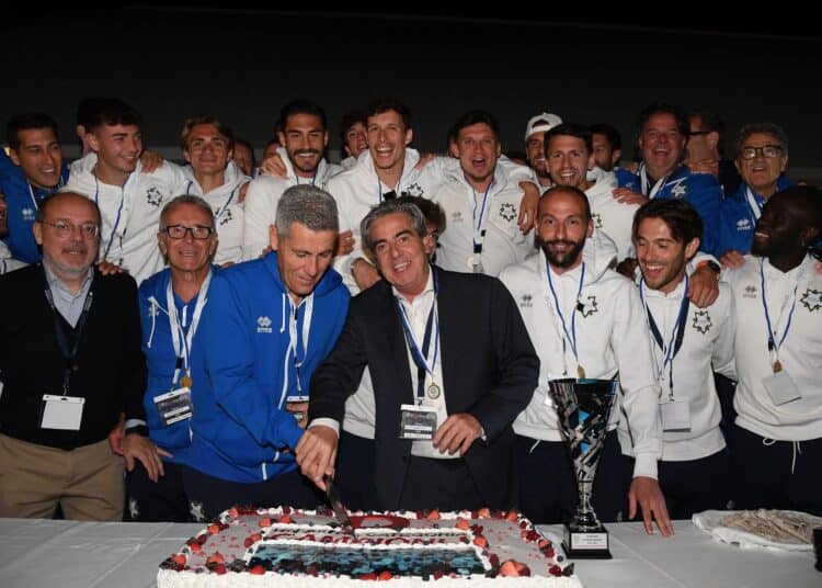 Il taglio della torta di mister Salmi col presidente Marco Lei