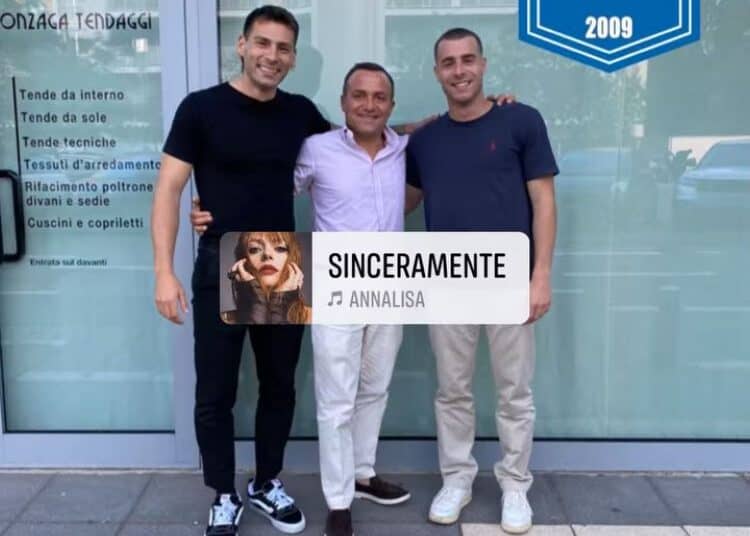 Martinez (a sinistra) fotografato ieri assieme al presidente del Borgo San Donnino Magni (al centro)