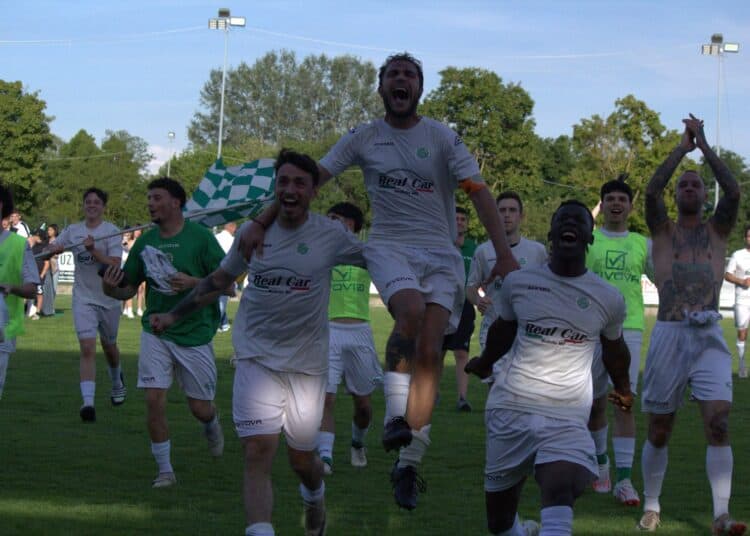 La festa finale dei giocatori del Medolla dopo la vittoria sulla Virtus Mandrio