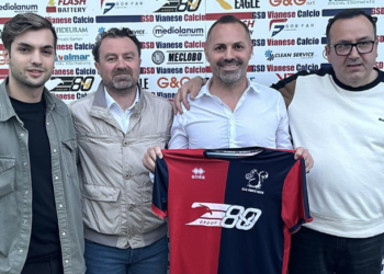 Da sinistra il vice ds Tommaso Favali, il direttore generale Alberto Montecchi e il nuovo allenatore della Vianese, Umberto Sarnelli. A destra il ds Matteo Bimbi
