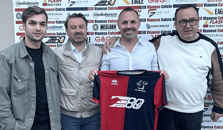 Da sinistra il vice ds Tommaso Favali, il direttore generale Alberto Montecchi e il nuovo allenatore della Vianese, Umberto Sarnelli. A destra il ds Matteo Bimbi