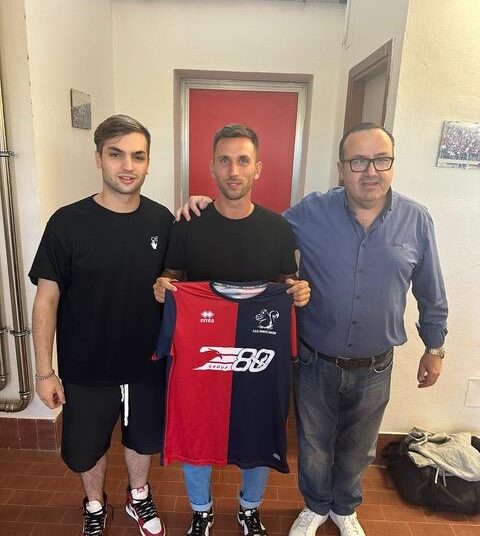 Il vice ds della Vianese Tommaso Favali, il neo fantasista rossoblù Milos Malivojevic e il direttore sportivo della Vianese Matteo Bimbi