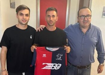 Il vice ds della Vianese Tommaso Favali, il neo fantasista rossoblù Milos Malivojevic e il direttore sportivo della Vianese Matteo Bimbi