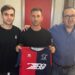 Il vice ds della Vianese Tommaso Favali, il neo fantasista rossoblù Milos Malivojevic e il direttore sportivo della Vianese Matteo Bimbi