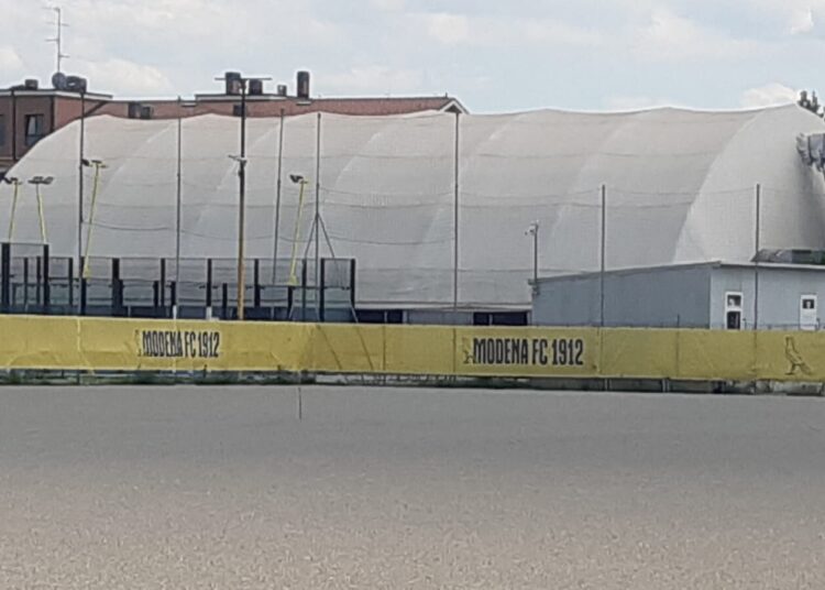 Il campo Manfredini livellato e coperto dalla sabbia in attesa di mettere la nuova erba sintetica