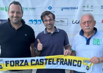 Il tecnico Stefano Azzani tra il presidente Diego Di Cosmo (a sinistra) e il ds Claudio Trebbi