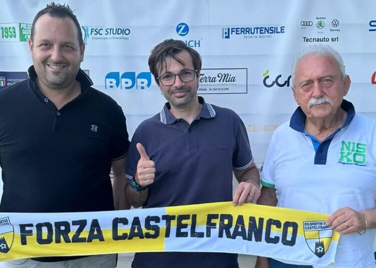 Il tecnico Stefano Azzani tra il presidente Diego Di Cosmo (a sinistra) e il ds Claudio Trebbi
