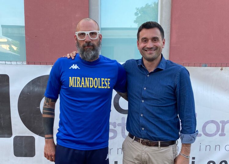A sinistra mister Marc Bonissone (Mirandolese)